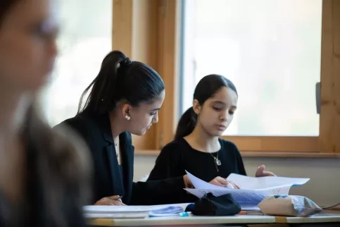 Deux collègiennes de 3ème en cours de Français.