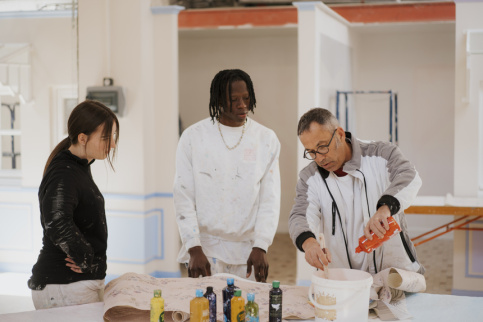 Deux élèves et leur professeur en CAP Peinture applicateur de revêtements