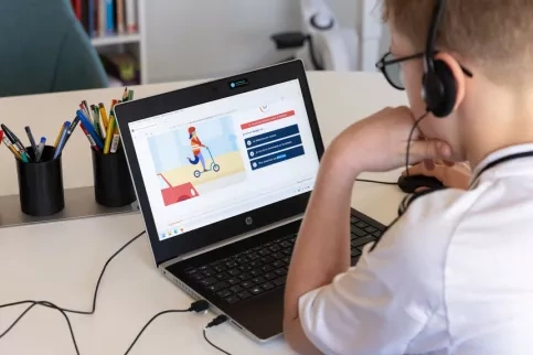 Collège Nouvelle Chance - Un jeun passe son ASSR (attestation scolaire de sécurité routière) sur un ordinateur.