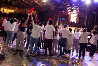 Pèlerinage d'Apprentis d'Auteuil à Lourdes 2024 : temps d'envoi dans l'église Sainte-Bernadette- Chorale Bâtisseurs d'espérance