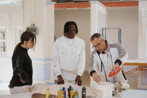 Deux élèves et leur professeur en CAP Peinture applicateur de revêtements