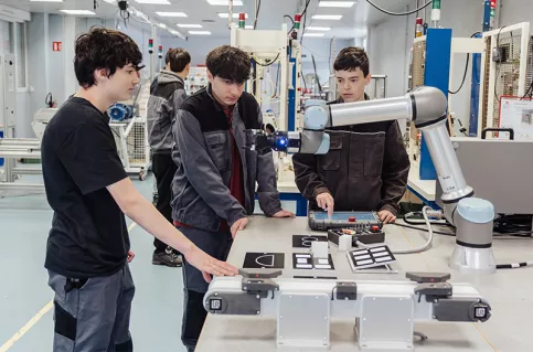 Lycée professionnel Saint-Joseph, jeunes en 1ère année de formation manutention travaillant avec un bras articulé (
